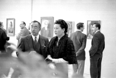 Pareja de chinos observa la exposición de arte