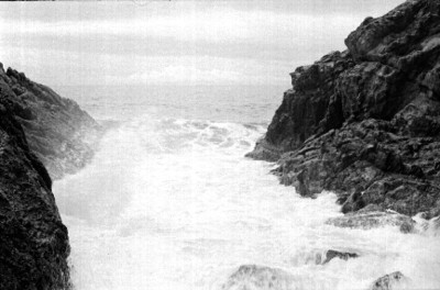 Formaciones rocosas en el mar