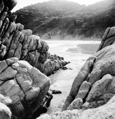 Formaciones rocosas en una playa