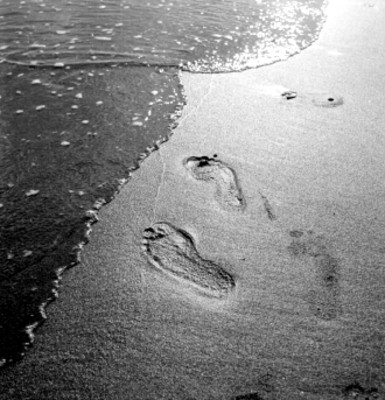 Huellas en la arena de una playa