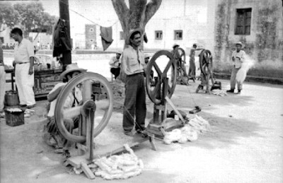 Presos trabajan en un patio de la penitenciaria