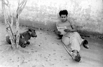 Preso lee revista en el patio de la cárcel