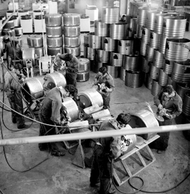 Soldadores laboran en la fábrica General Electric
