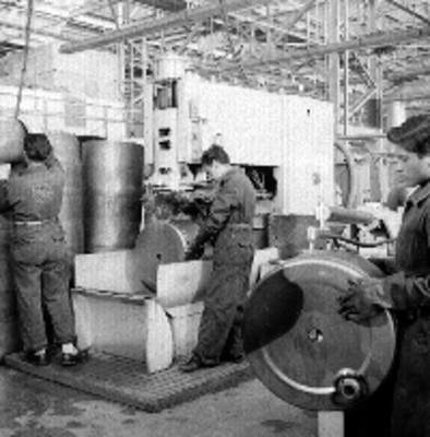 Obreros trabajan en la fábrica General Electric