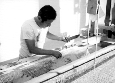 Artesano trabaja con telar en un taller