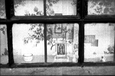 Imagen de la virgen de Guadalupe vista através de una ventana