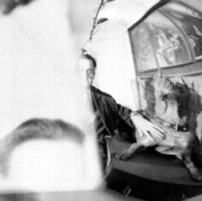 Hombre junto a ensamblaje de técnica mixta, retrato