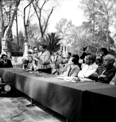 Raquel Tibol toma la palabra durante homenaje luctuoso de David Alfaro Siqueiros en la Rotonda de los Hombres Ilustres