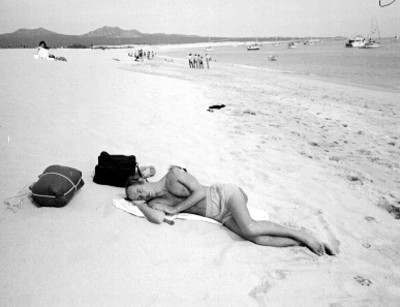 Turista se asolea en la playa