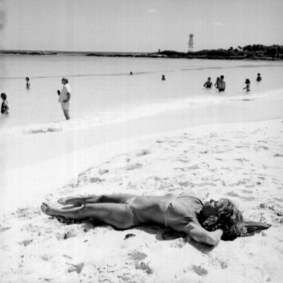 Turista se asolea en la playa