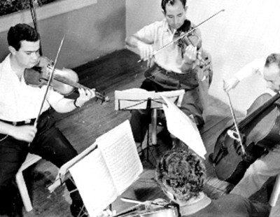 Hermilo Novelo y músicos