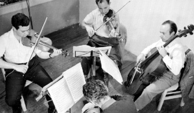 Hermilo Novelo y músicos