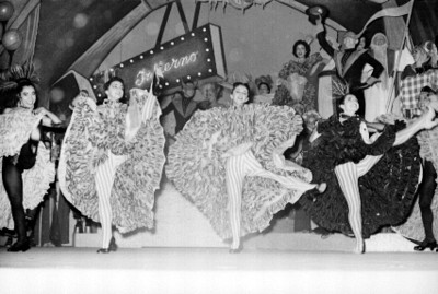 Mujeres bailan durante la representación de la opereta músical