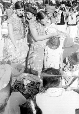 Mujeres huaves compran durante un tianguis