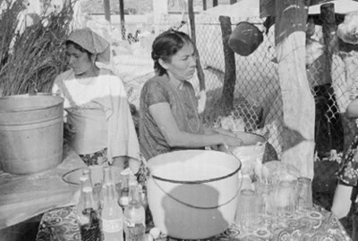 Mujeres huaves venden aguas y refrescos en un tianguis