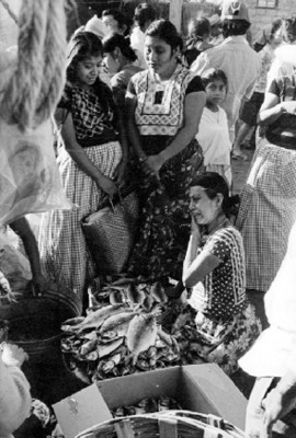 Mujer huave vende pescado en un tianguis