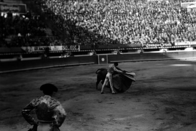 Juan Estrada en un pase durante una corrida en la plaza de toros