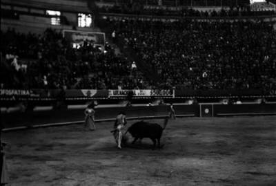 Juan Estrada ejecutando un pase en redondo durante una corrida de toros