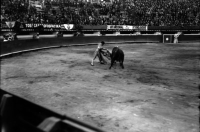 Juan Estrada en un recorte durante una corrida en la plaza de toros