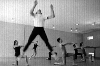 Integrantes de ballet durante un ensayo