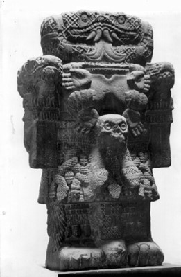 Monolito de la Coatlicue, vista tres cuartos de perfil