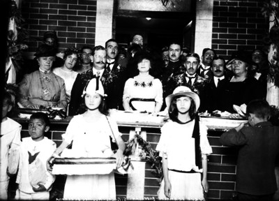 Santiago Galas Arce con varias personas durante una kermess de la colonia Española