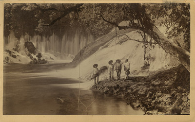 Cuatro campesinos observando los chorros del río de Actopan, en el descabezadero, retrato
