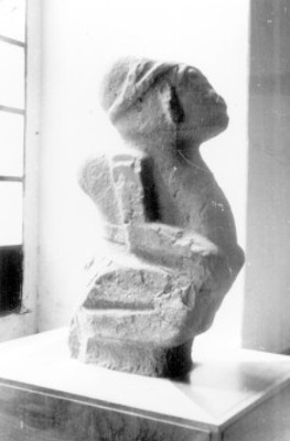 Escultura antropomorfa exhibida en un museo