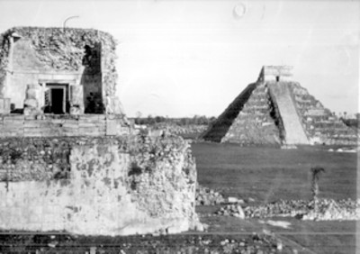 Templo de los Tigres durante su reconstrucción, al fondo el Castillo