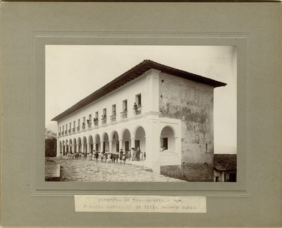 Niños junto a los portales del Palacio Municipal de Villa Romero Rubio