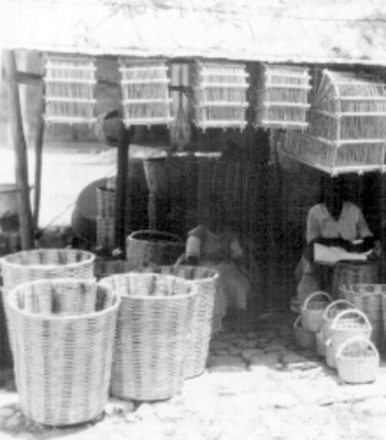 Mujeres venden artesanía elaborada de carrizo