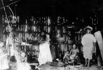 Familia al interior de una casa rural