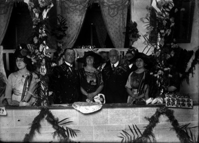 Joaquín González con varias personas durante una fiesta en la colonia Española