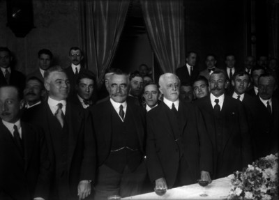 Joaquín González con otras personalidades durante un banquete, retrato de grupo
