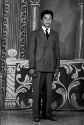 Hombre de clase media, plano general de frente, retrato