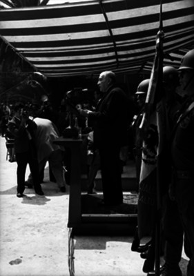 Celestino Gorostiza pronunciando un discurso en una ceremonia