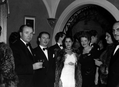 Gastón Grabois, doctor, con su esposa y personalidades conviviendo durante un evento social, retrato de grupo