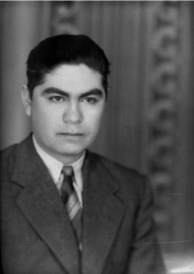 Hombre joven de clase alta, de frente, retrato