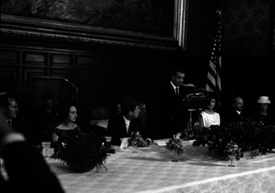 Adolfo López Mateos pronunciando un discurso durante un banquete en Palacio Nacional