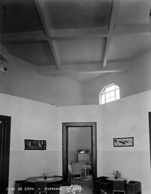 Comedor y dormitorio de la "Casa de Cuna [en] Coyoacán", interior, vista parcial