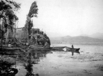 Panorámica de un grupo de pescadores a orillas del lago en Janitzio