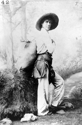 Adolescente carga un costal, retrato