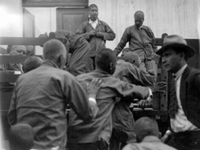 Mendigos subiendo a una camioneta