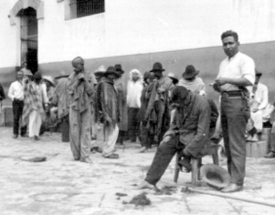 Peluquero cortando el pelo a los pordioseros