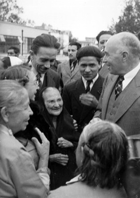 Ancianos en un acto público