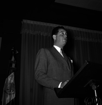 Agustin Legorreta pronuncia un discurso en una convención