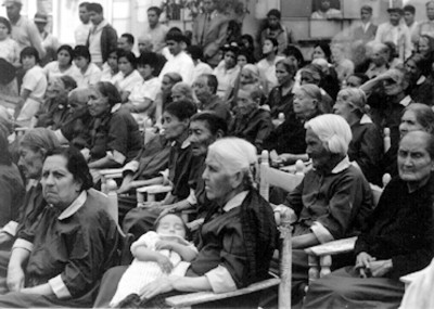 Ancianas celebrando el dia de las madres