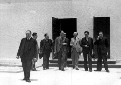 Arturo Mundet carbó y funcionarios públicos dialogando