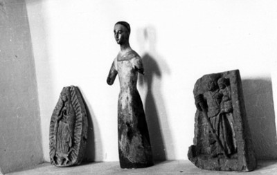 Figuras de piedra exhibidas en un museo