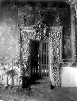 Puerta del bautisterio de la Iglesia de San Francisco Acatepec